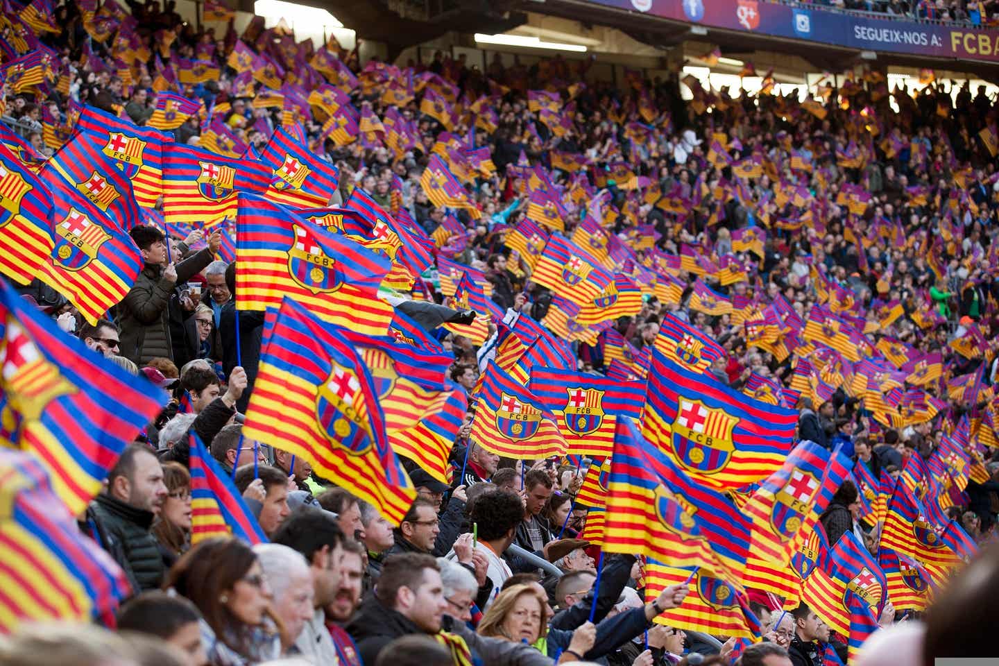 FC Barcelona Tickets und Hotel. Fans in der Kurve.