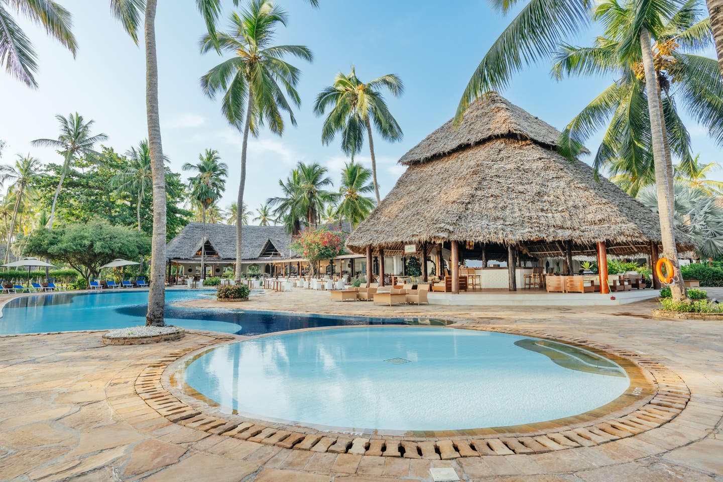 Poolanlage und Poolbar im Resort