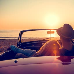 cabrio_paar_strand_g-514059558.jpg