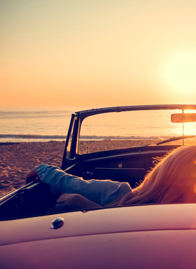 Mietwagen buchen Sporturlaub: Pärchen im Auto