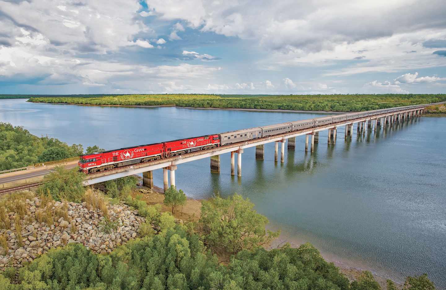 The Ghan auf einer Brücke in der australischen Wildnis