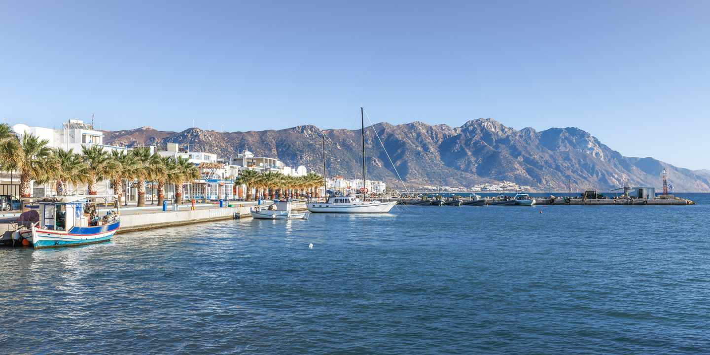 Segel- und Ausflugsschiffe im Hafen von Kardamena auf Kos in Griechenland