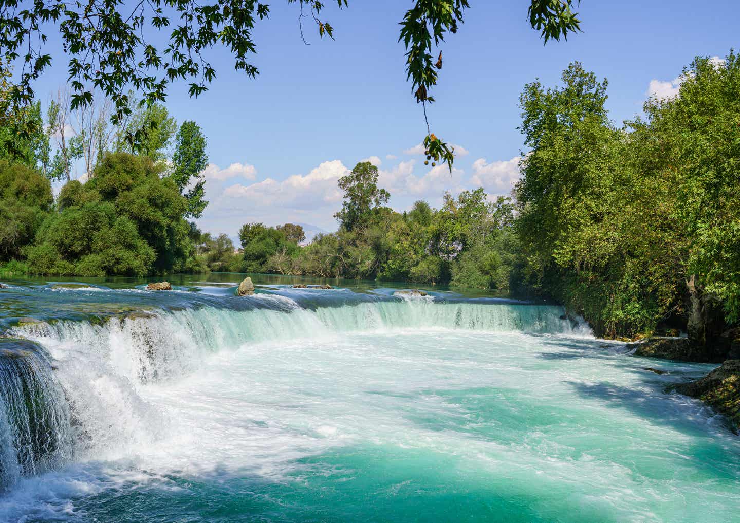 Blick auf den Manavgat-Wasserfall im Side-Urlaub.