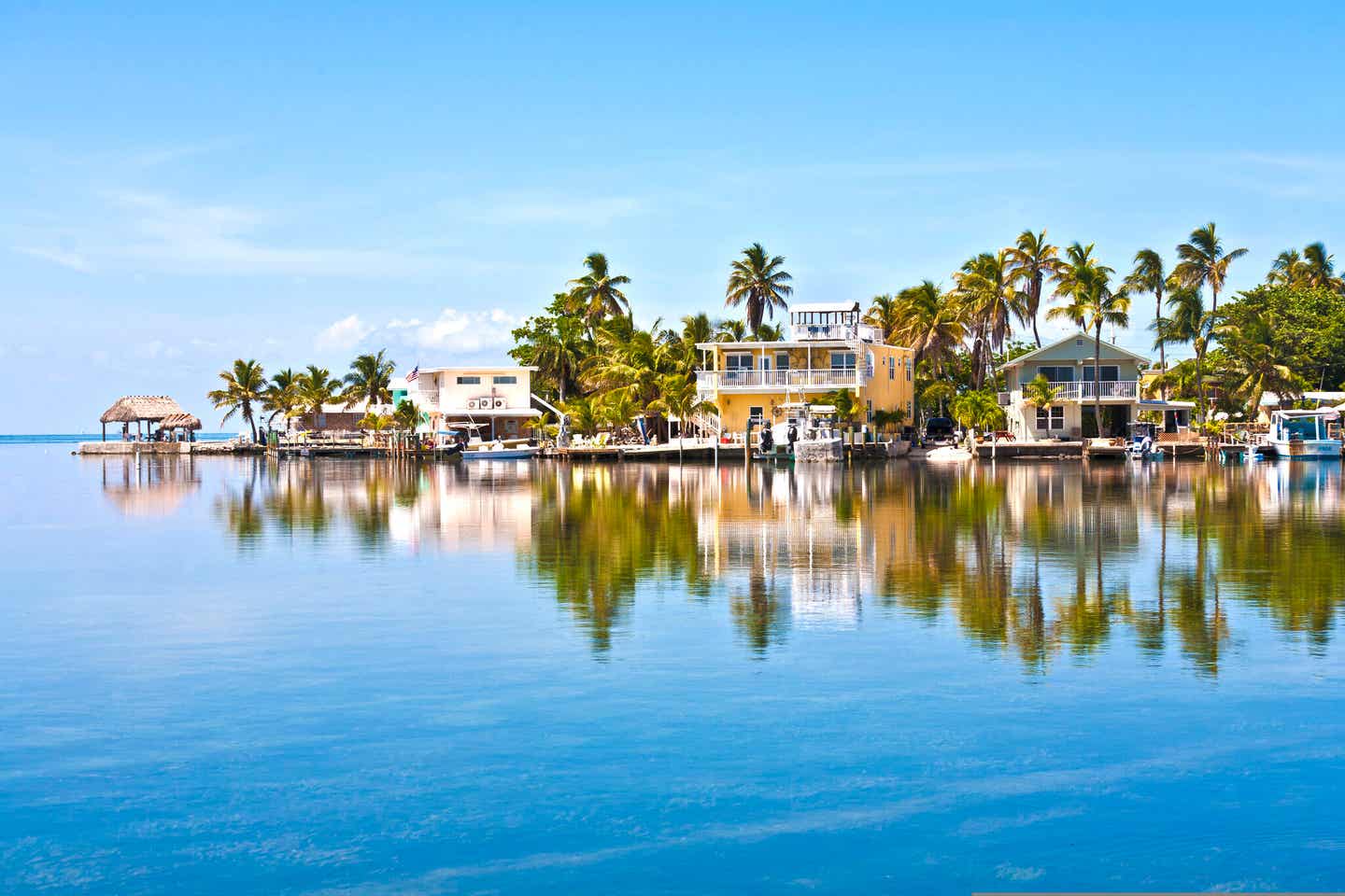 Häuser zwischen Palmen direkt am Meer auf Key West