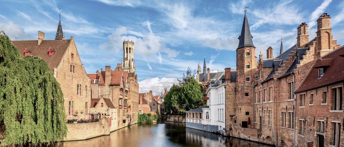 Blick auf den Rozenhoedkaai-Kanal in Brügge, im Hintergrund die historische Altstadt