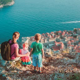 kroatien-dalmatien-familie_wandert_und_blickt_auf_stadt-g-674494330.jpg