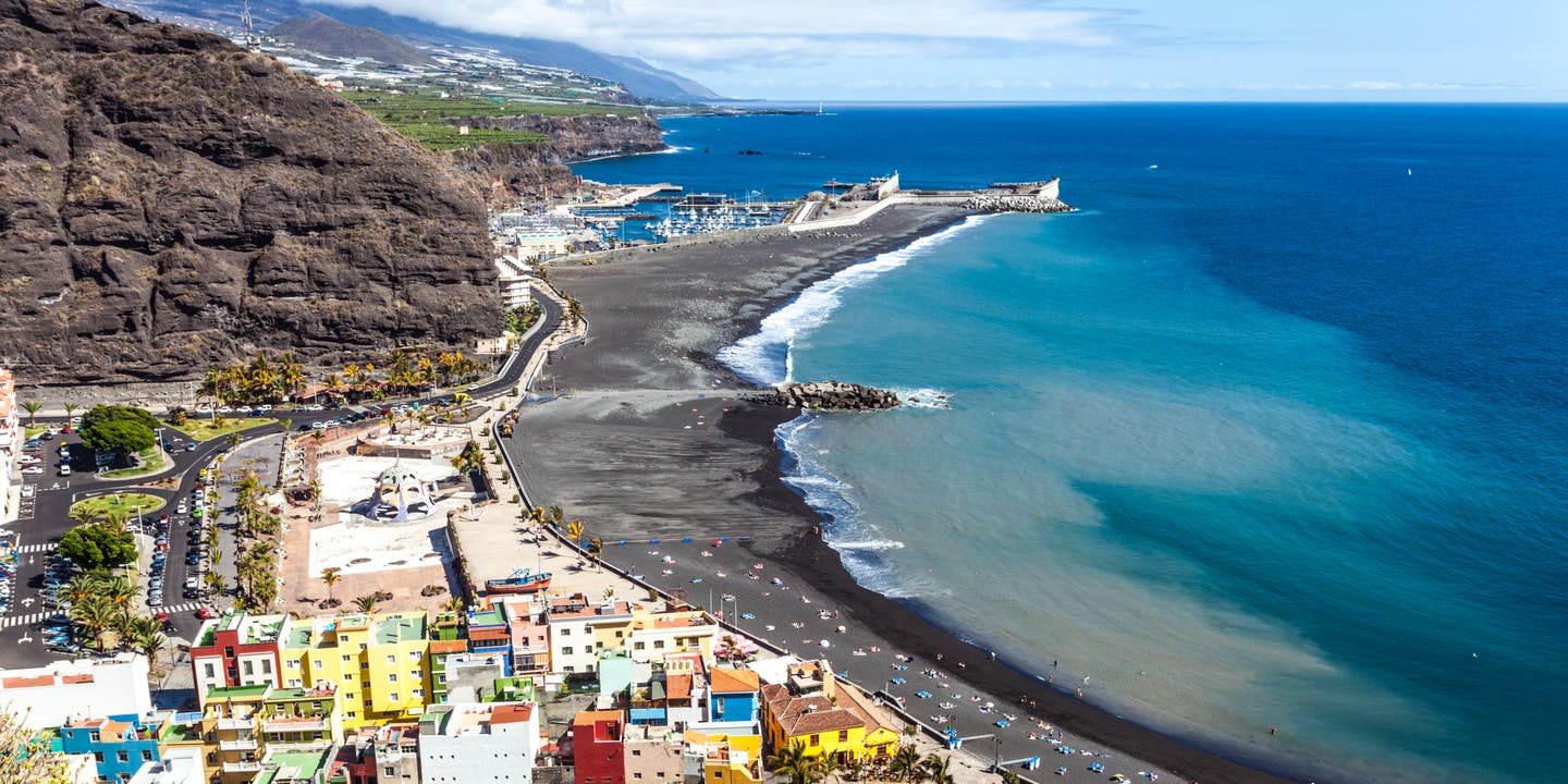 La Palma Strände: Blick auf den schwarzen Sandstrand und den Hafen von Puerto de Tazacorte an der Westküste La Palmas