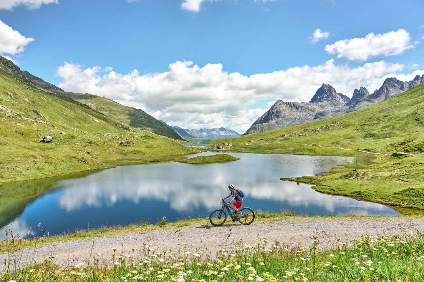 Fahrradfahrer in Österreich vor einem See