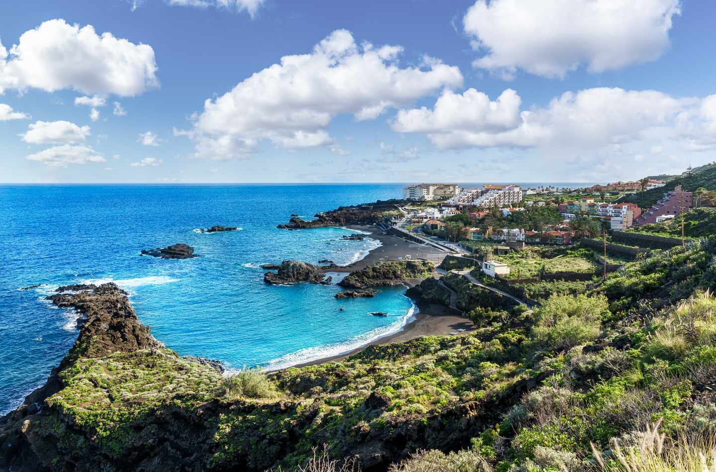 Playa de Los Cancajos auf La Palma mit geschützter Bucht, dunklem Sandstrand und türkisblauem Atlantik vor Breña Baja