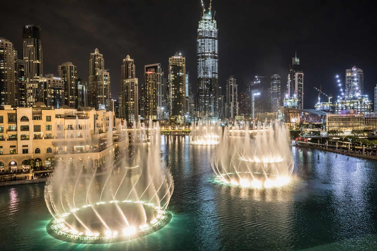 Der beleuchtete Springbrunnen am Fuße des Burj Khalifa