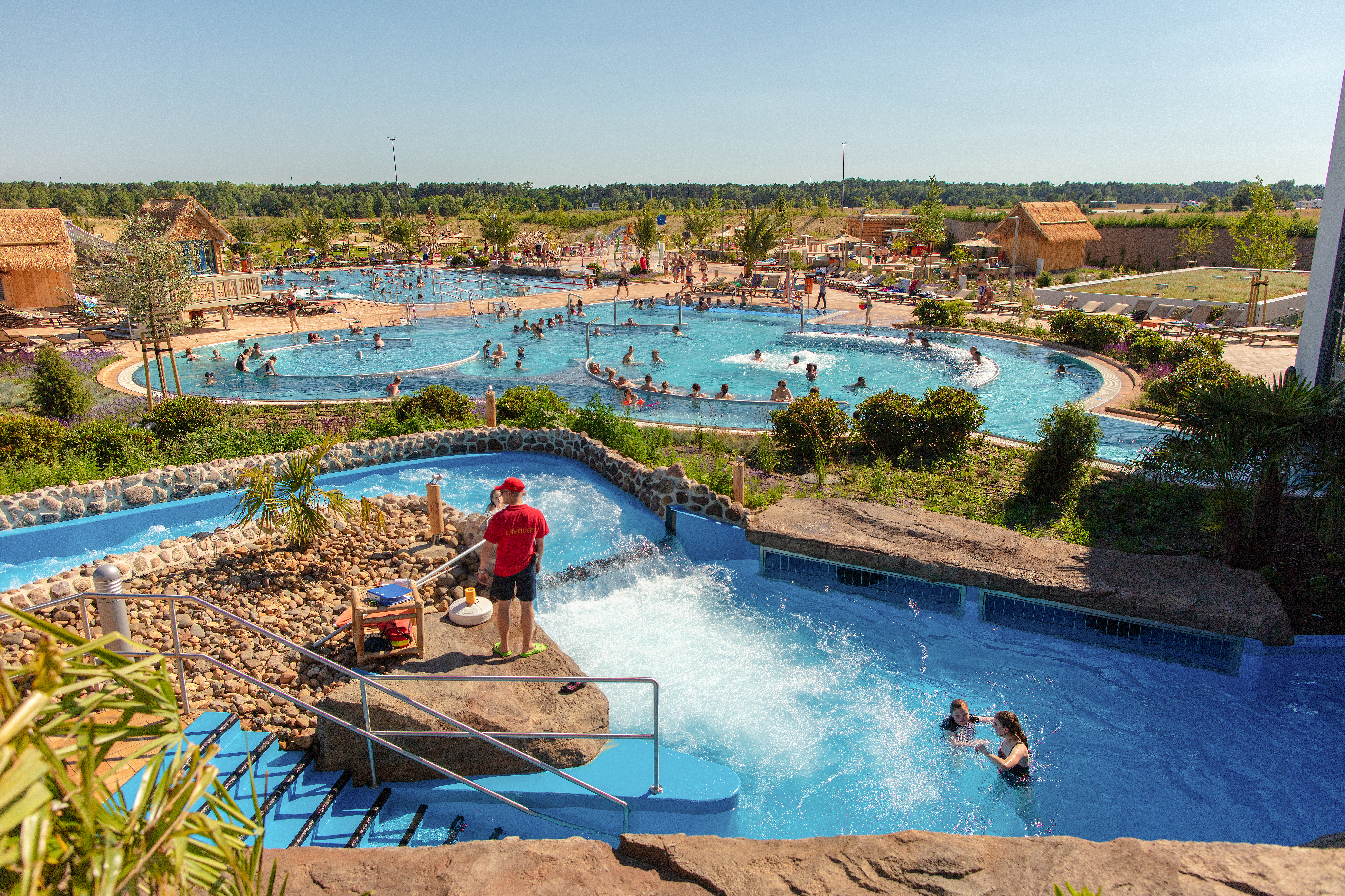 Wasserparks in Deutschland: der Außenbereich des Tropical Islands bei Berlin