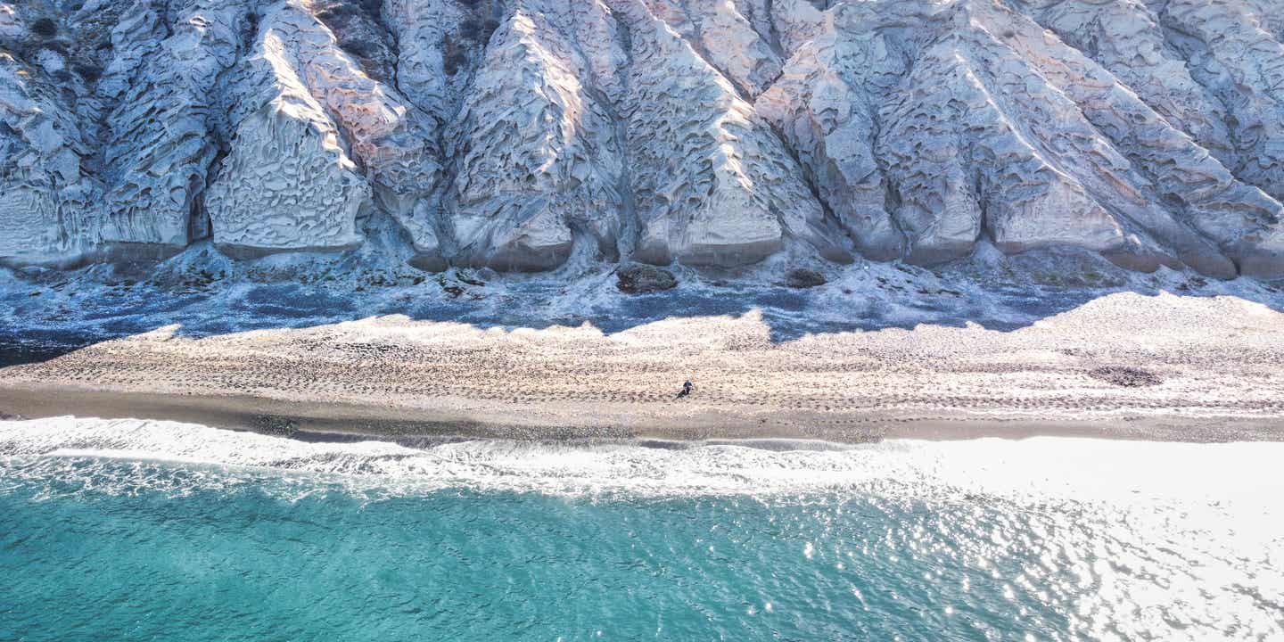 Blick auf den Vlychada Beach auf Santorini