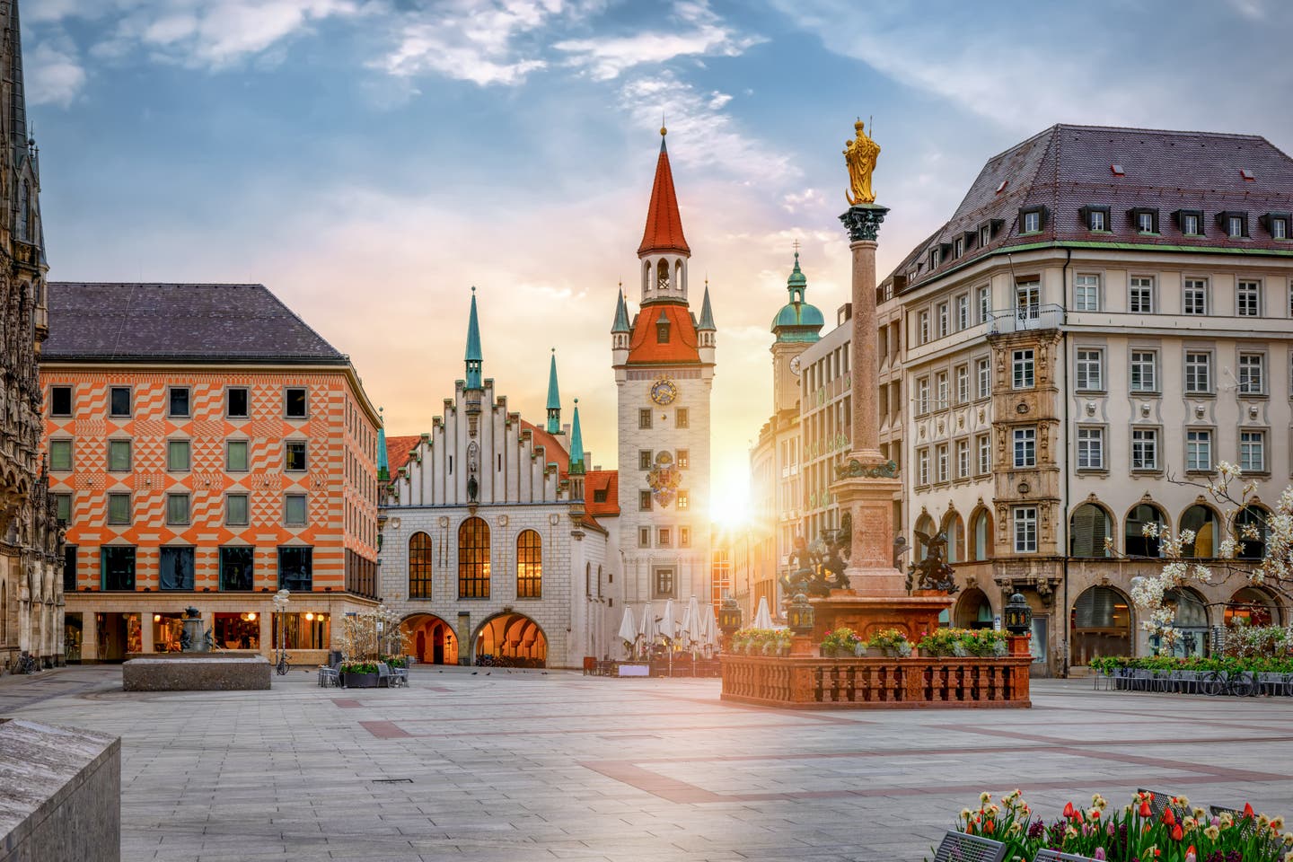 Eine Sehenswürdigkeit Münchens, die vor allem bei Sonnenaufgang beeindruckt: der Marienplatz in der Altstadt