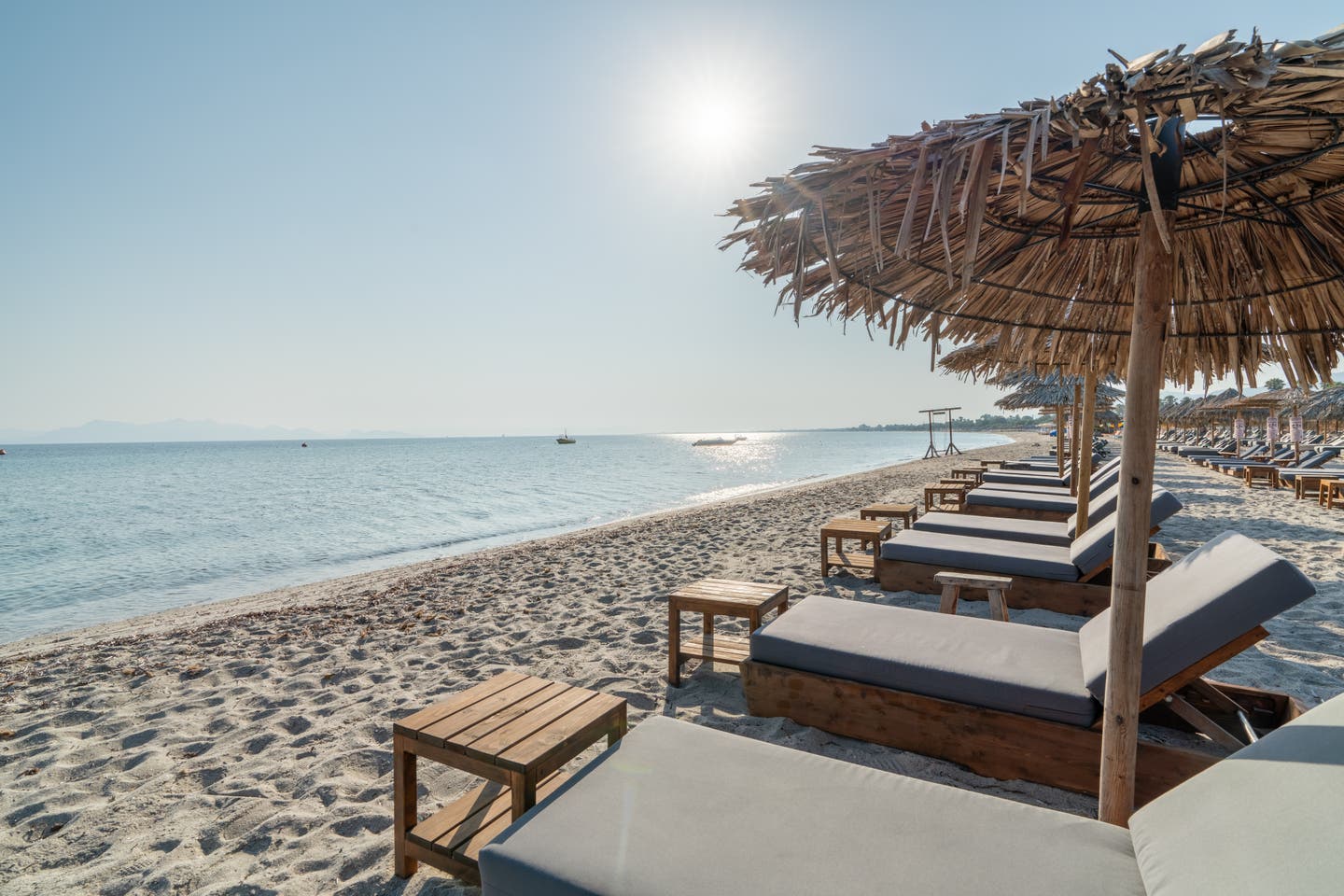 Detailansicht der Sonnenschirme und Liegen am Strand