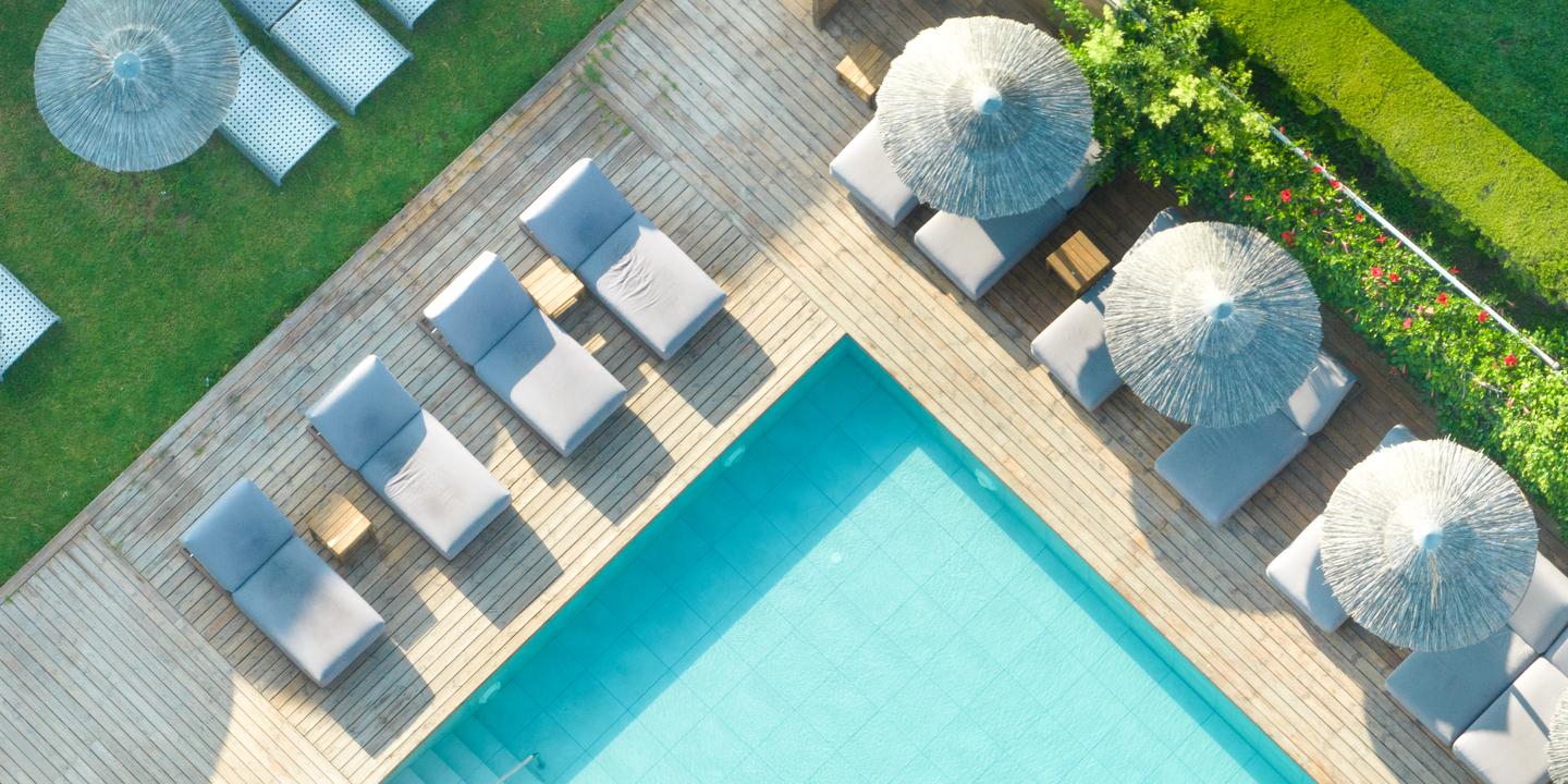 Detailansicht der Sonnenschirme und Liegen am Strand