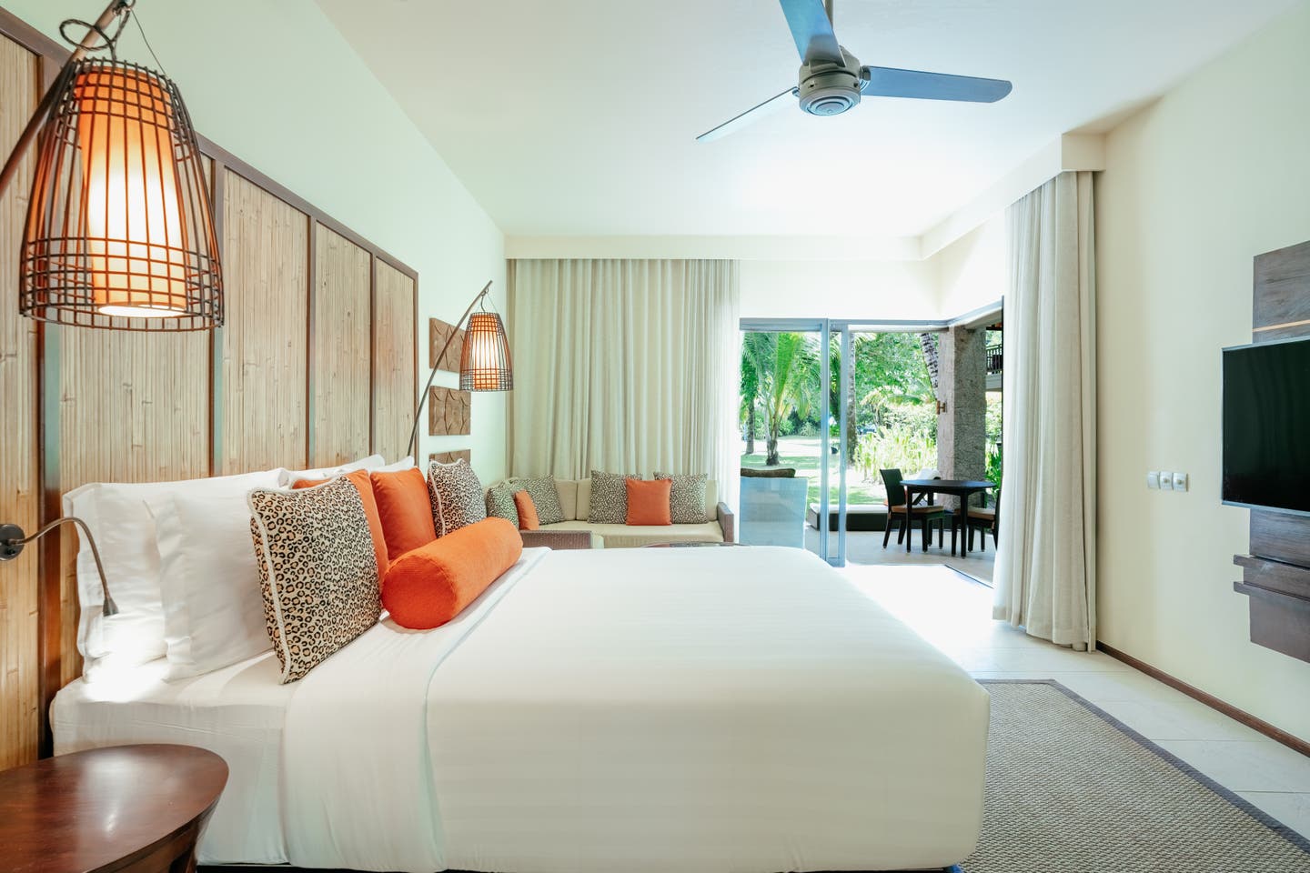 Doppelbett mit Ausblick in den Hotelgarten von einer Junior Suite aus