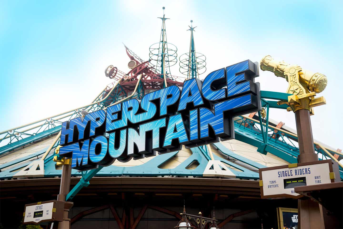 Der Eingang zur Achterbahn mit Hyperspace-Mountain-Schriftzug