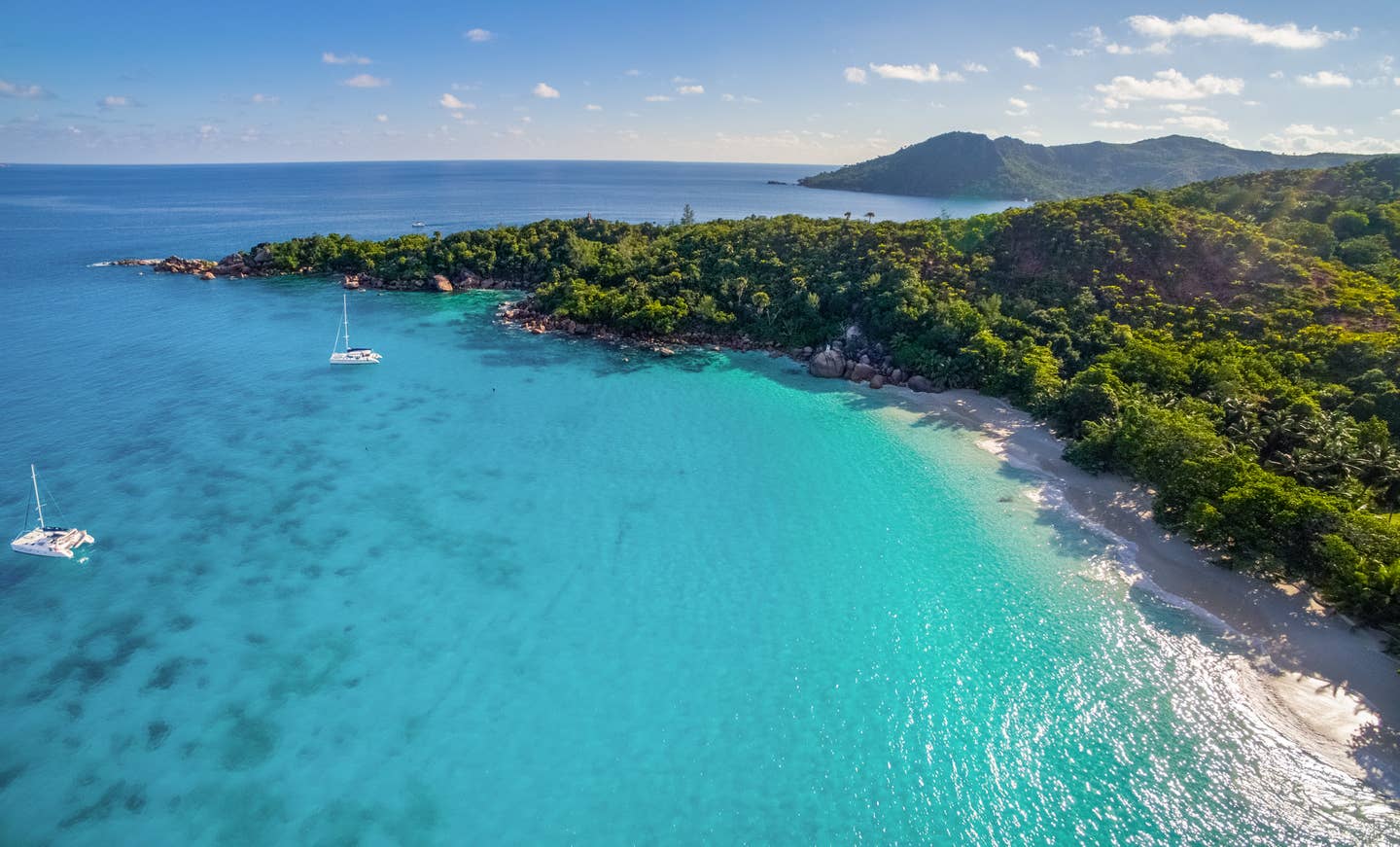 Türkisblaues Wasser, ein langer Sandstrand und üppige Natur – das erwartet dich beim Praslin-Urlaub