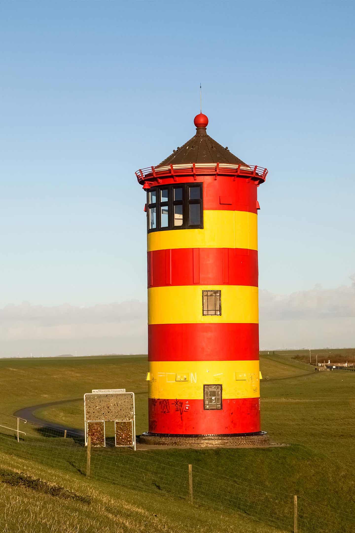 Nahaufnahme von Deutschlands Ostfriesland Pilsum Leuchtturm auf der Wiese