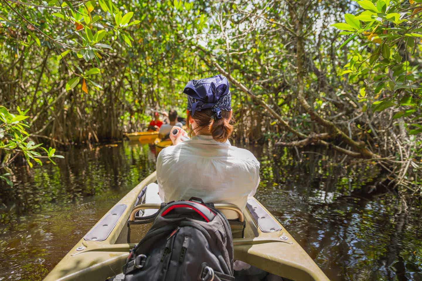 Eine Frau fährt auf einer Everglades-Tour im Kanu durch den Mangrovenwald