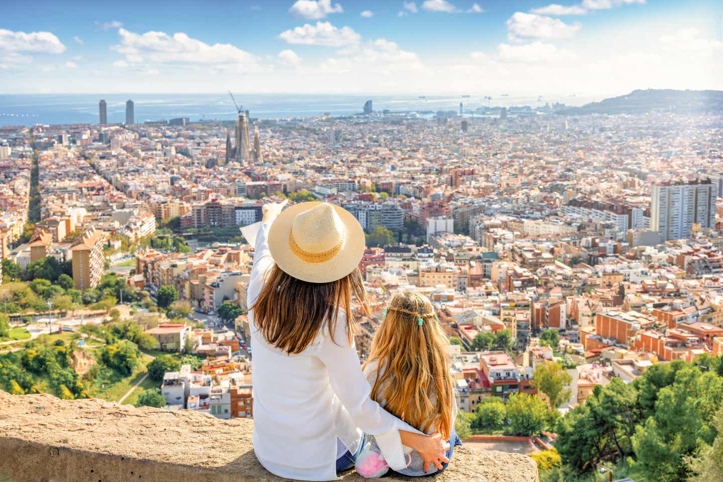 Panoramablick über Barcelona mit Mutter und Kind im Vordergrund