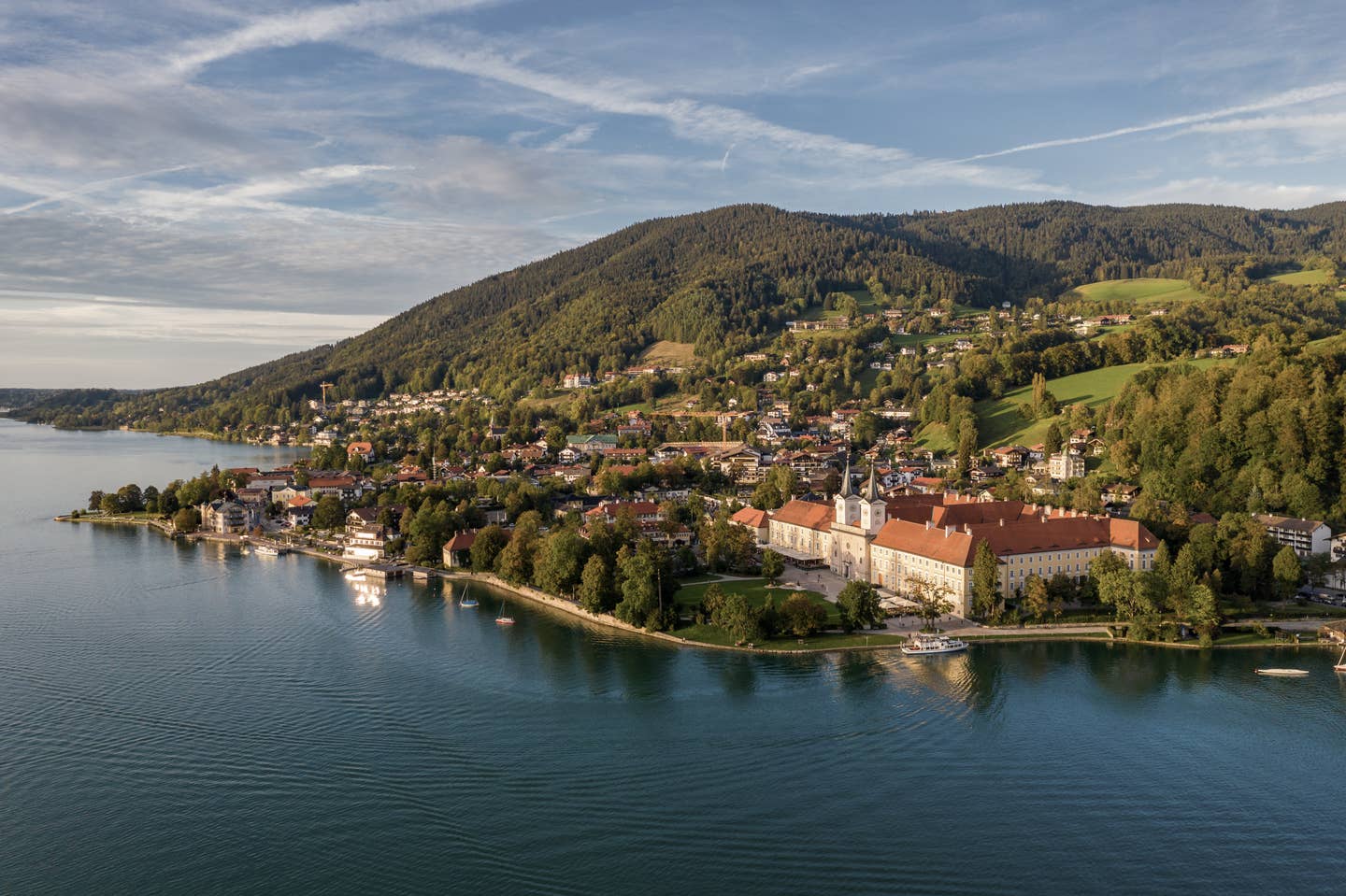 Tegernsee Urlaub mit DERTOUR. Luftaufnahme von Rottach-Egern am Tegernsee