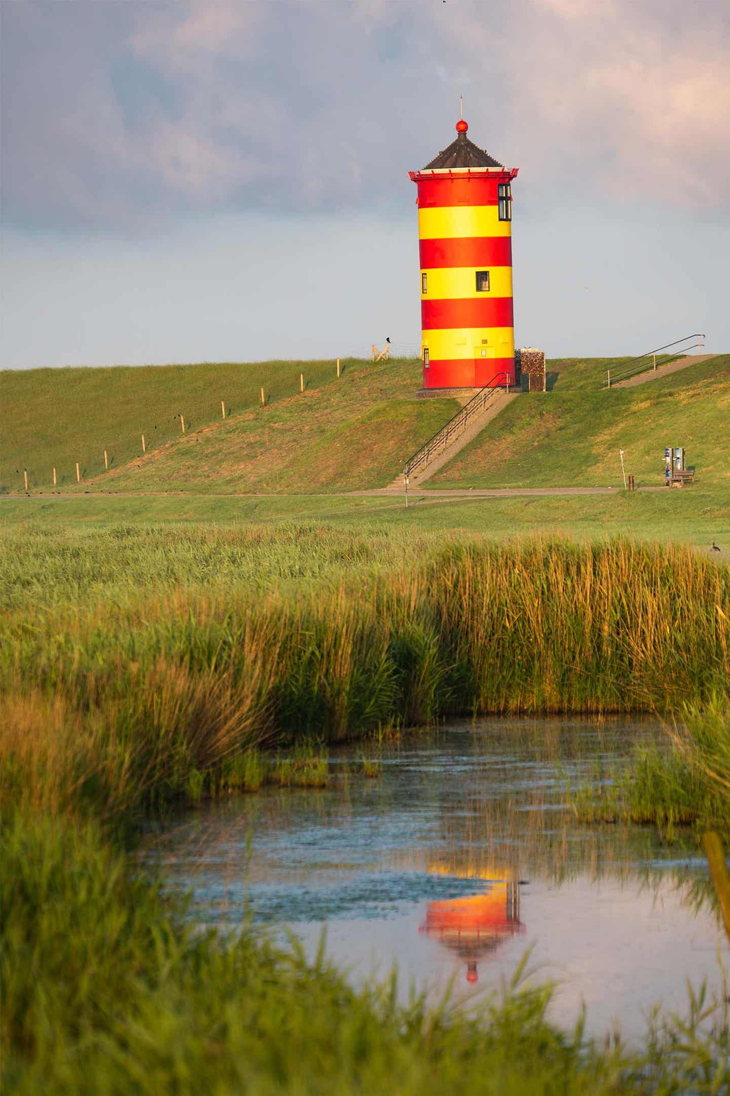 Deutschland Ostfriesland Pilsum Leuchtturm bei Sonnenuntergang