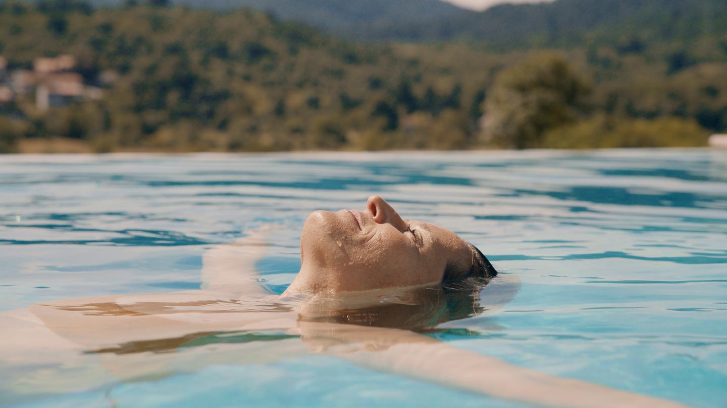 Zell am See Hotel mit Pool: Frau entspannt im Pool