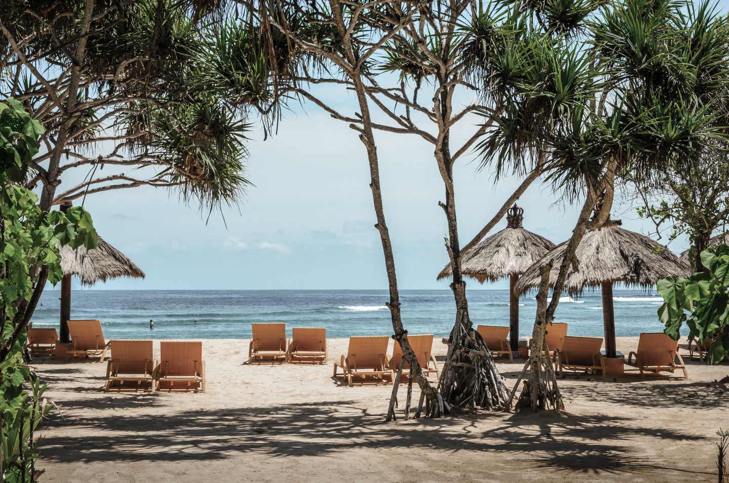 Bali-Urlaub: Strandcafé mit Blick aufs Meer