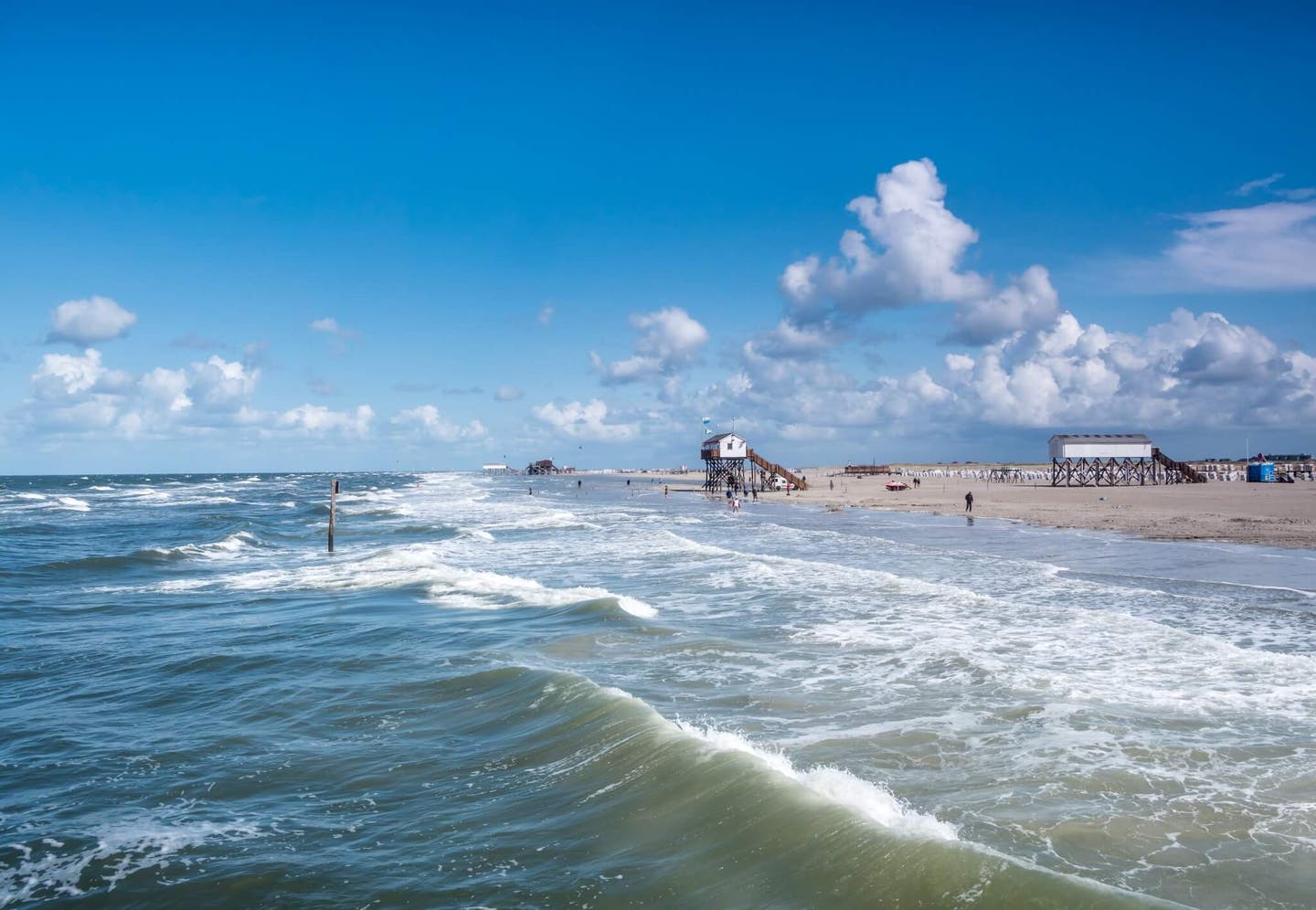 Pfahlbauten am Strand in Sankt Peter-Ording an der Nordsee