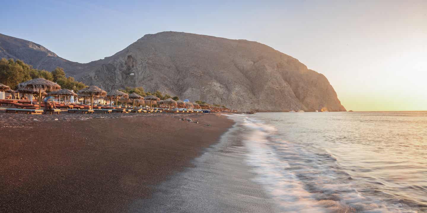 Santorinis Strände: Black Beach Perissa mit schwarzem Lavasand auf Santorini