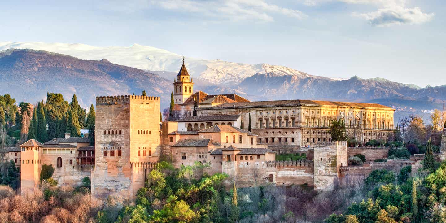 Blcik auf die Alhambra während einer Andalusien Rundreise zwischen den Bergen der Sierra Nevada