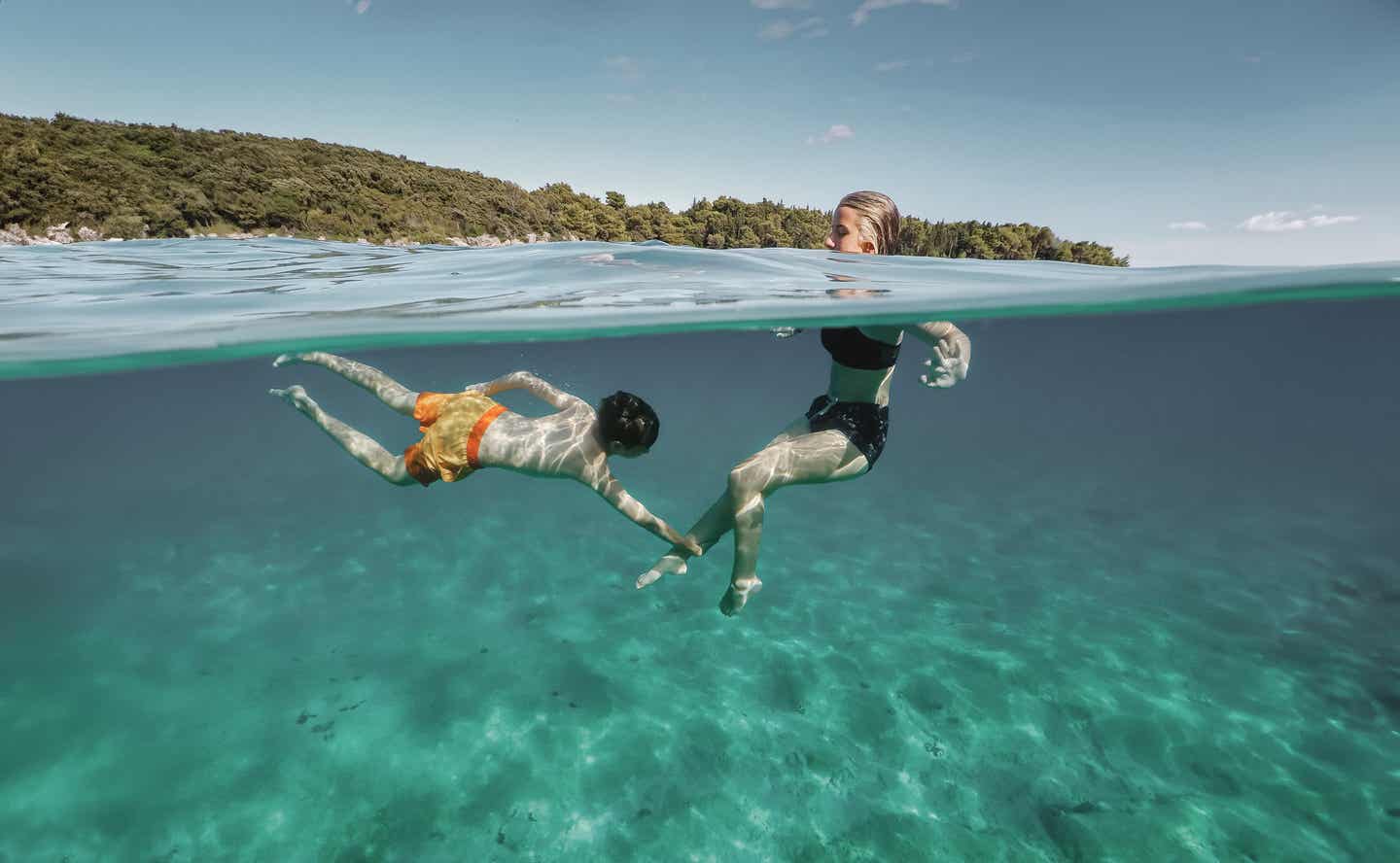 Kinder spielen im Meer