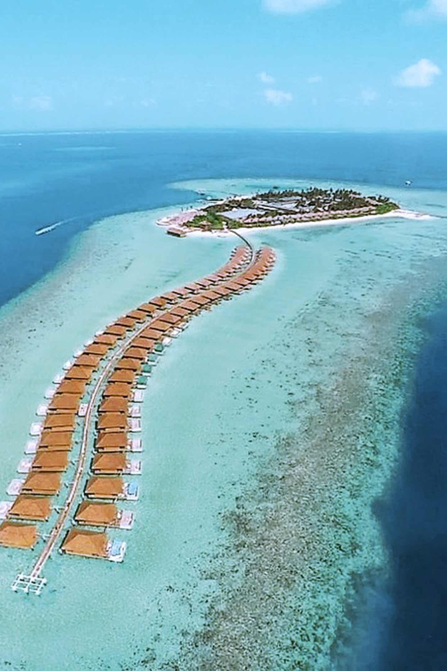 Wasserbungalows auf dem Meer aus der Vogelperspektive