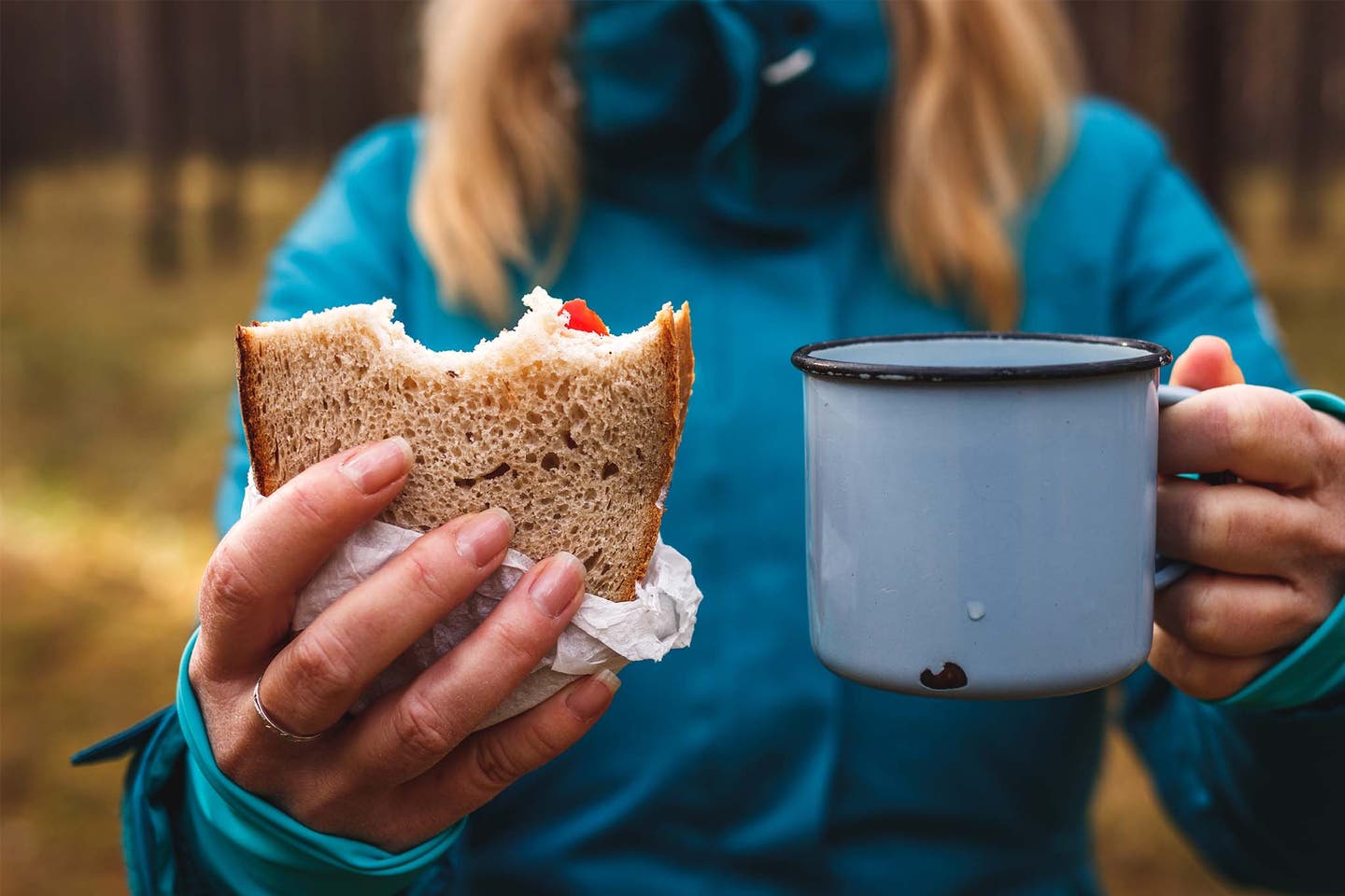 Deutschland Alpen Wanderpause mit Brot und Tasse