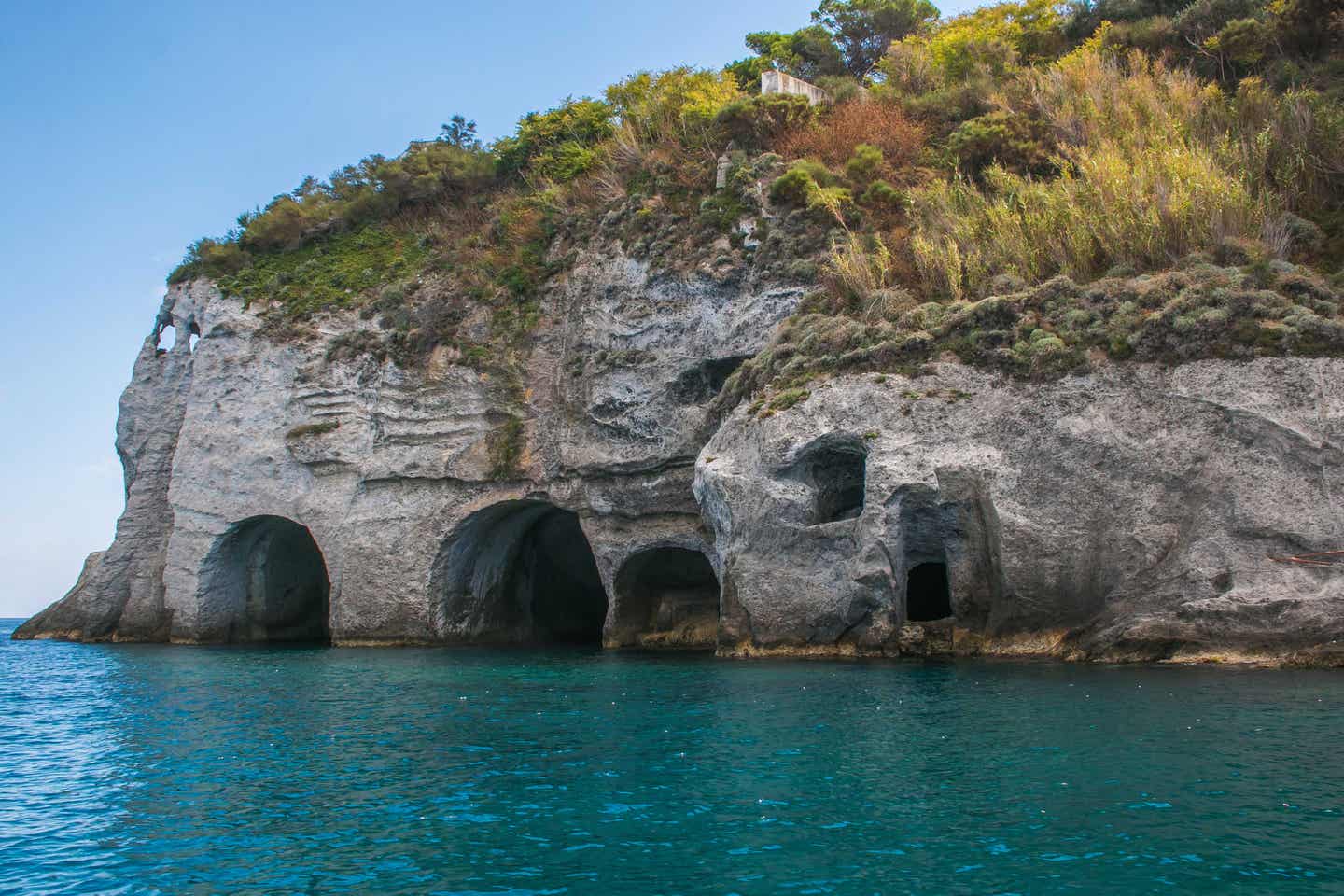 Die Küste der italienischen Insel Ponza