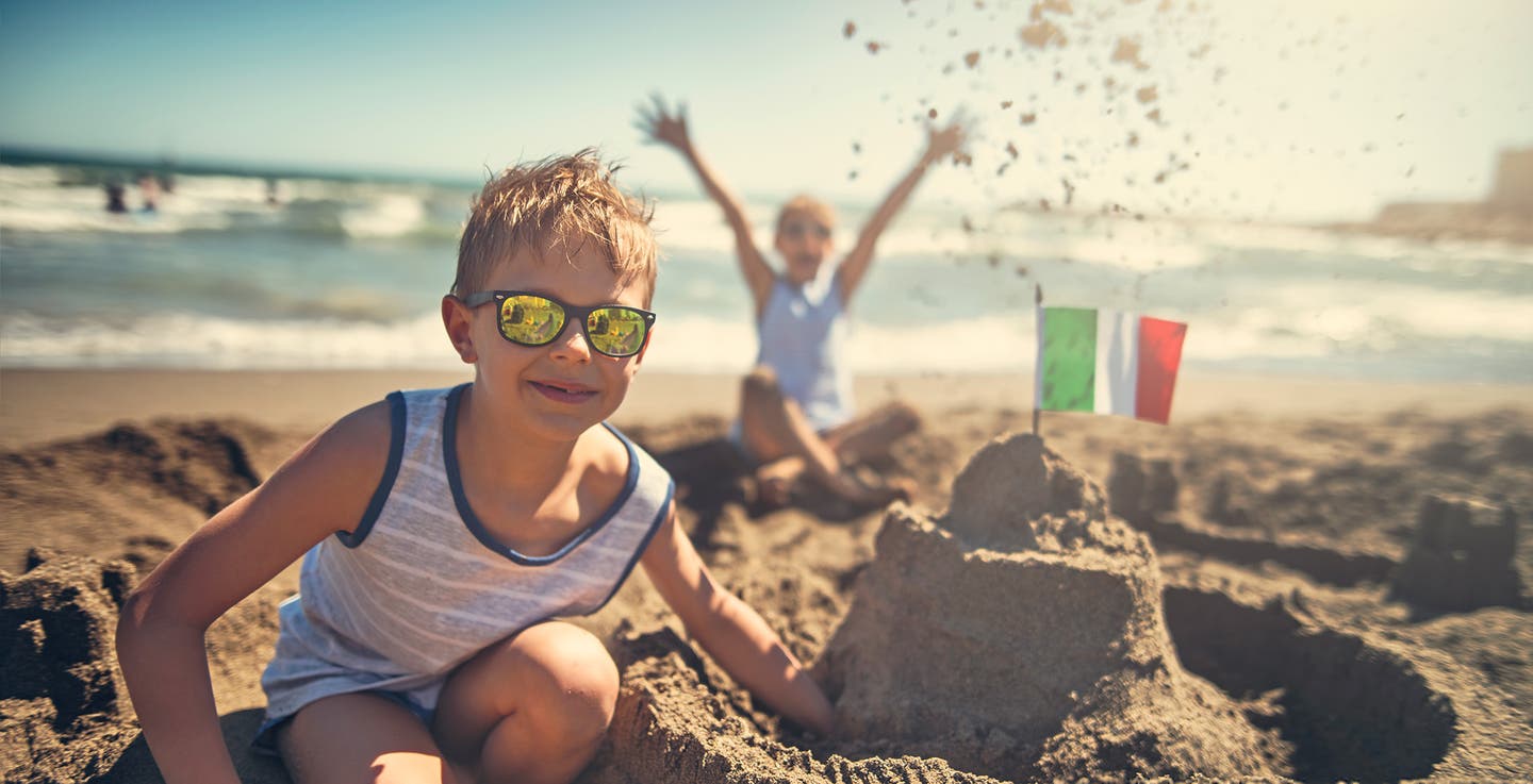 Zwei Jungs spielen am Strand in Italien