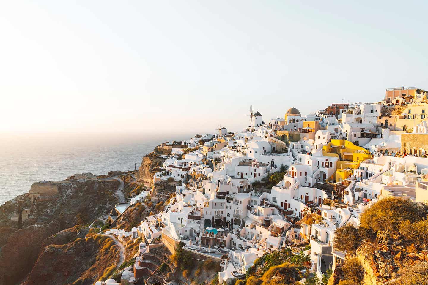 Küstendorf Oia am Hang zur goldenen Stunde auf Santorini