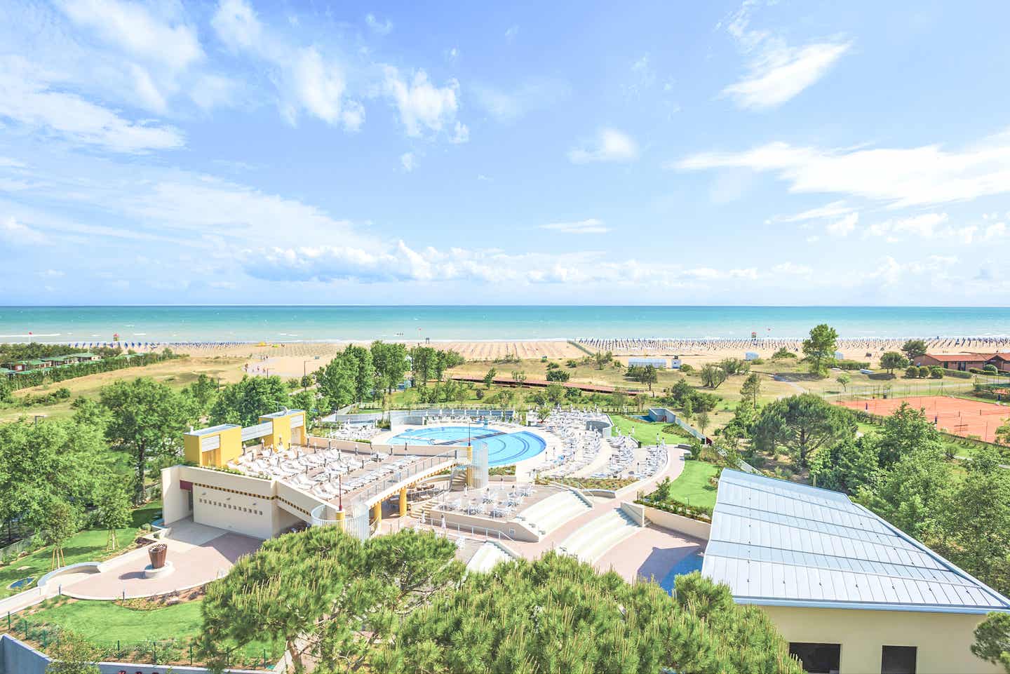 Eins der schönsten Hotels italiens: Außenanlage des Laguna Park Hotels mit Blick auf die Adria