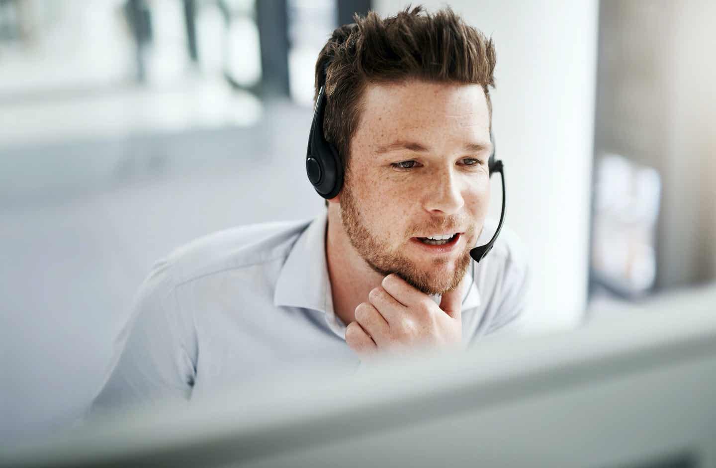 Callcenter Agent bei einem Beratungsgespräch