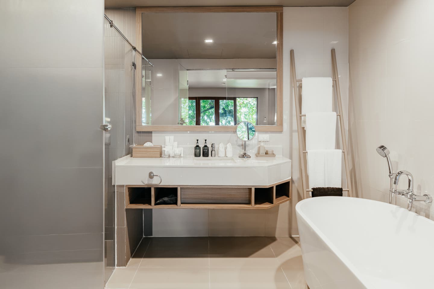 Bad mit Badewanne in einem Deluxe Bungalow Beach Front