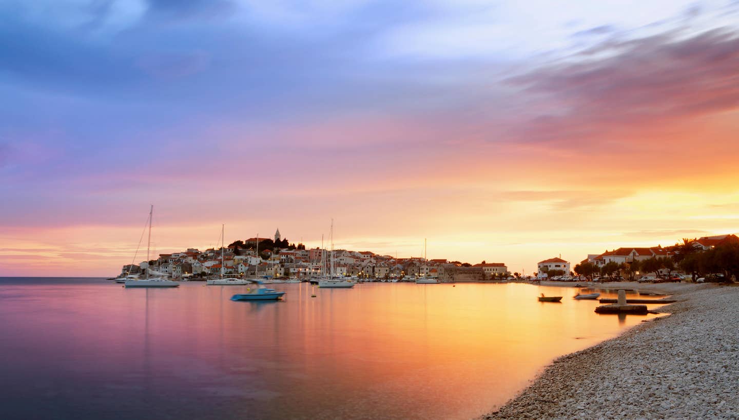 Rundreisen Kroatien: Abenddämmerung über dem Hafen der kleinen kroatischen Stadt Primosten