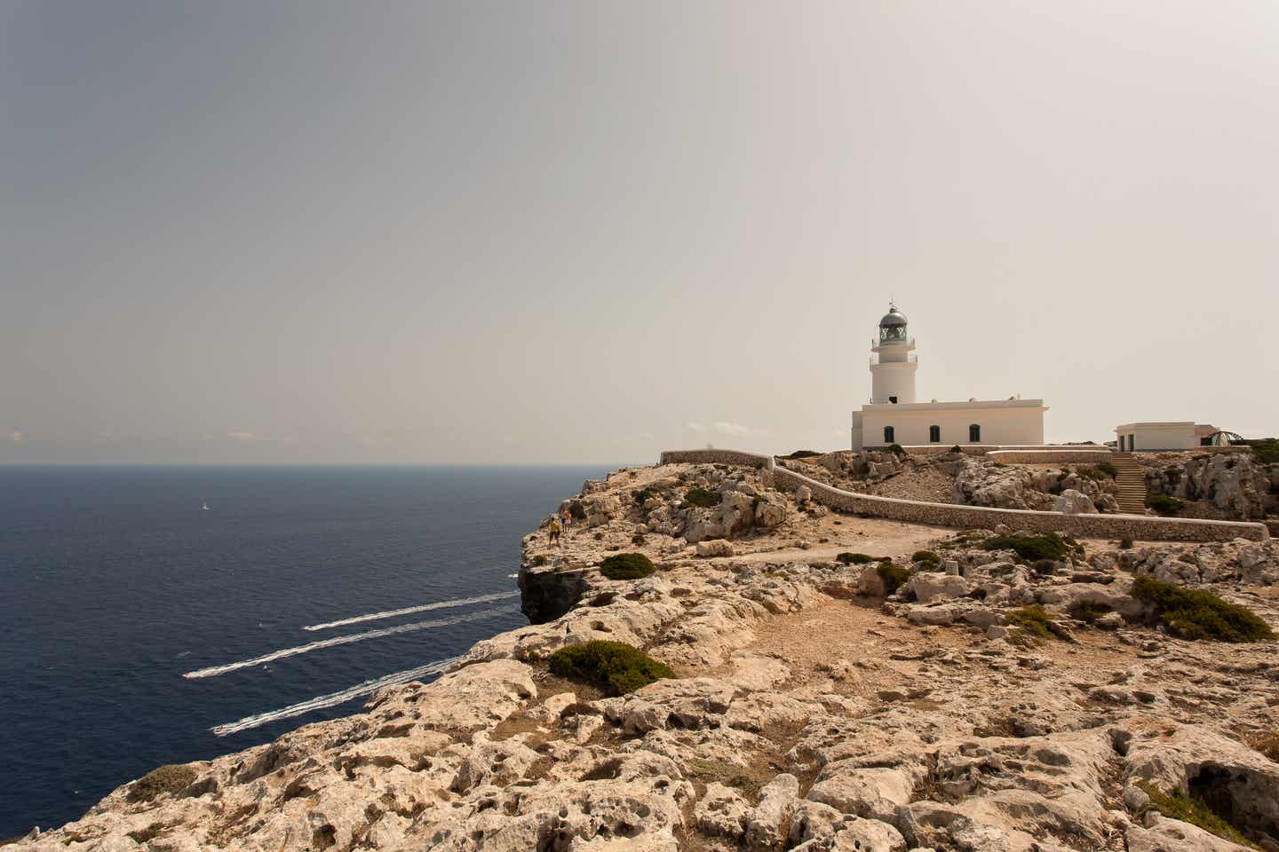 Menorca Urlaub mit DERTOUR. Leuchtturm auf den Klippen des Cap de Cavalleria auf Menorca