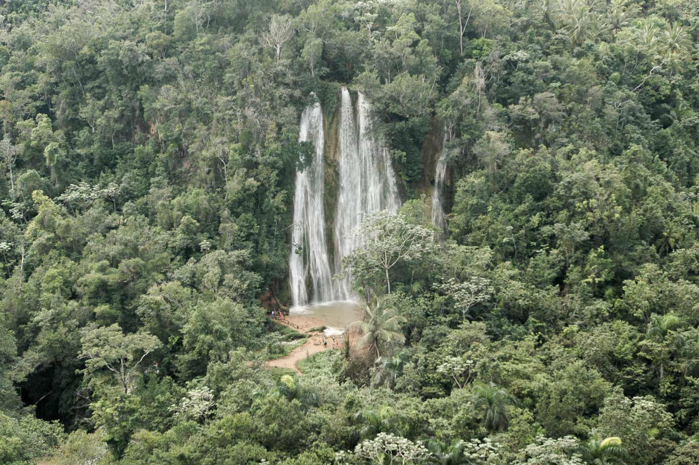 Samana Urlaub mit DERTOUR. Wasserfall El Limon im tropischen Wald von Samana