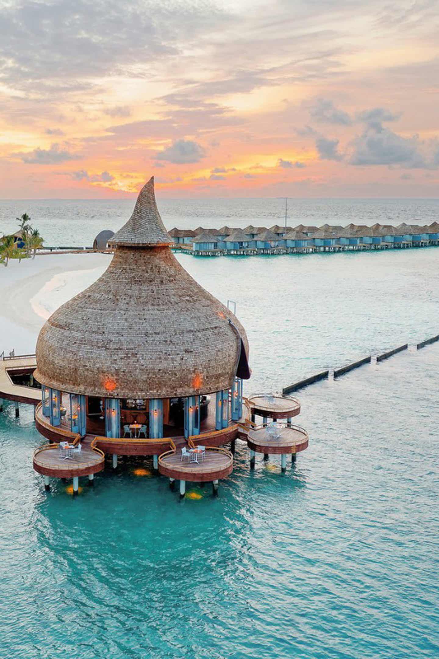 Restaurant im seichten Wasser eines ruhigen Malediven-Strandes