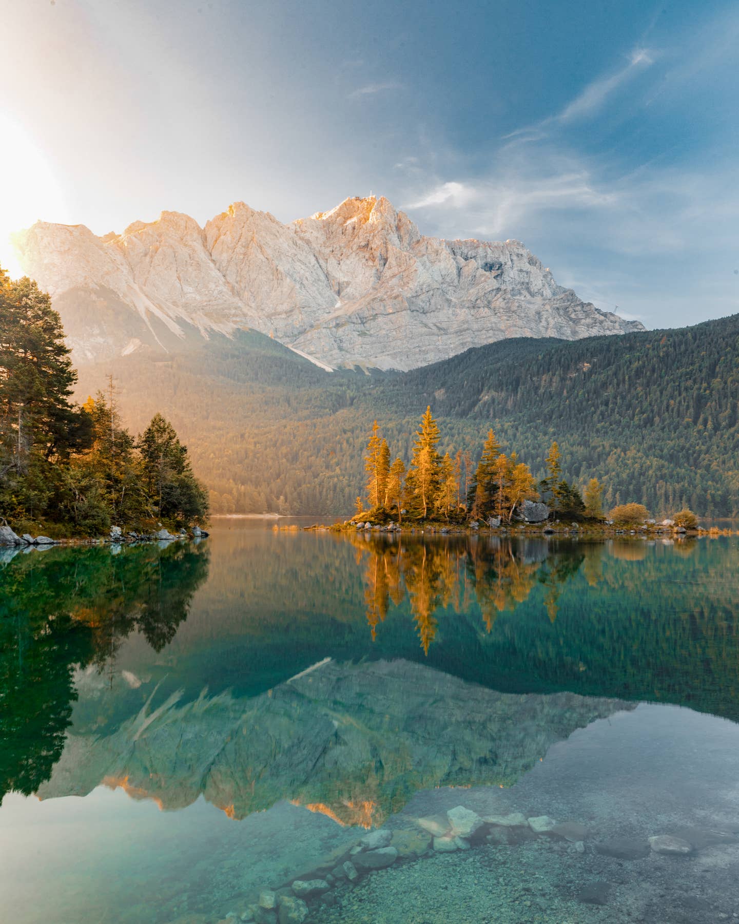 Urlaub in Bayern: der idyllische Eibsee vor dem imposanten Gebirgspanorama der Alpen