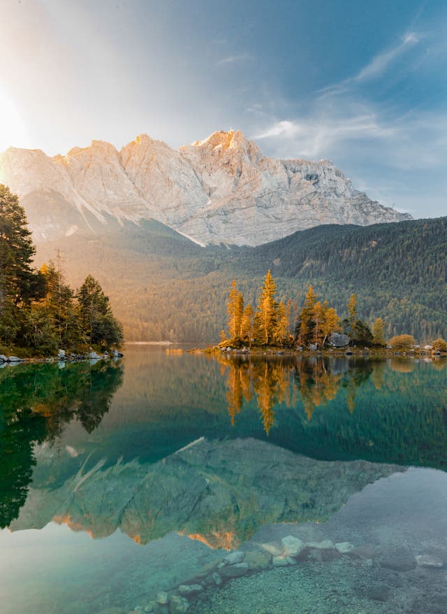 Bayern Urlaub Urlaub in Bayern: der idyllische Eibsee vor dem imposanten Gebirgspanorama der Alpen
