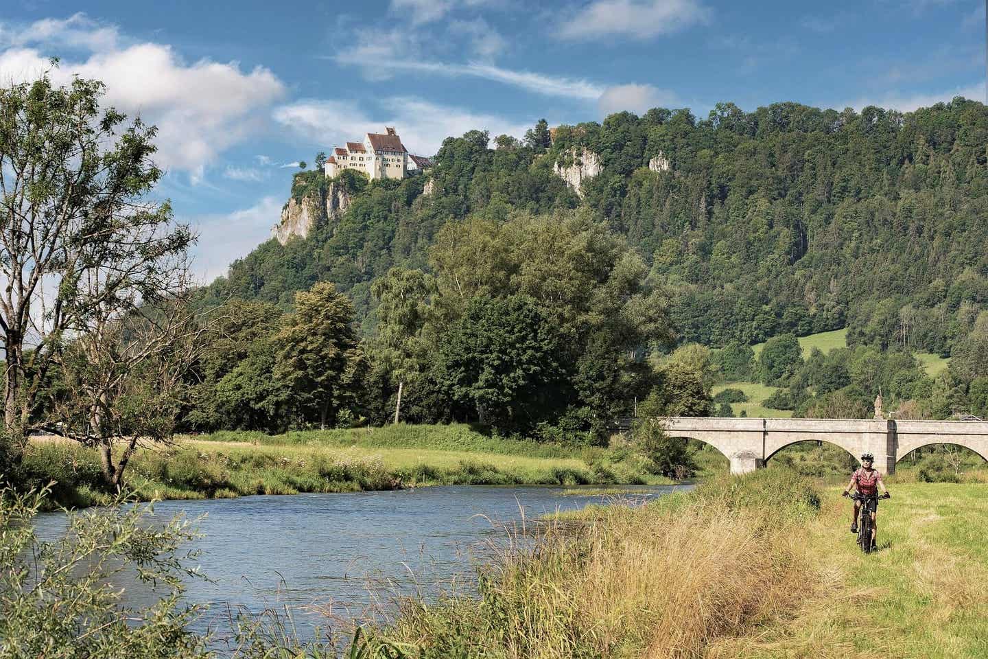 Radtouren in Deutschland: Fahrradfahrer an der Donau