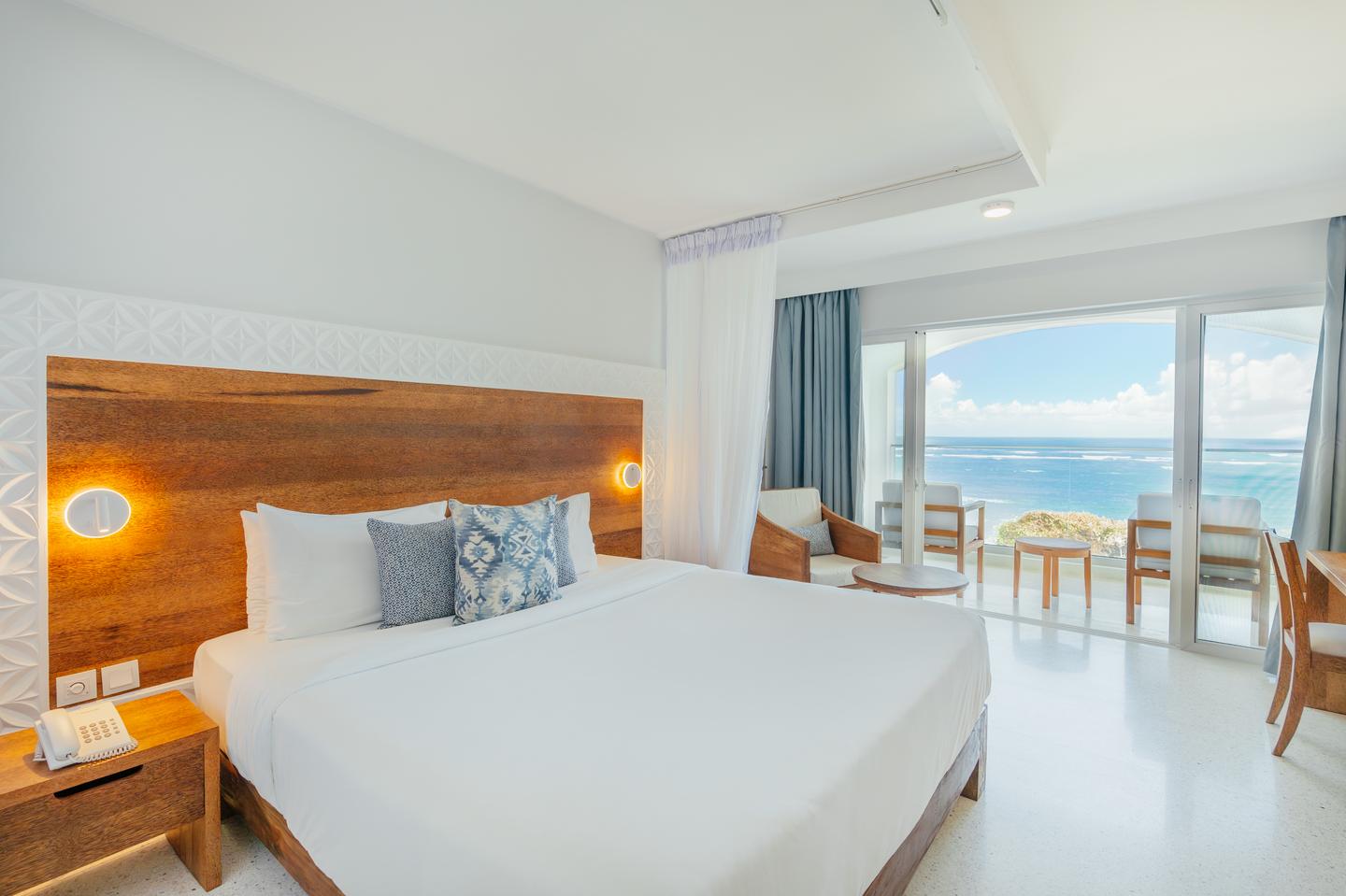 Doppelbett und Meerblick im Sea-View-Zimmer
