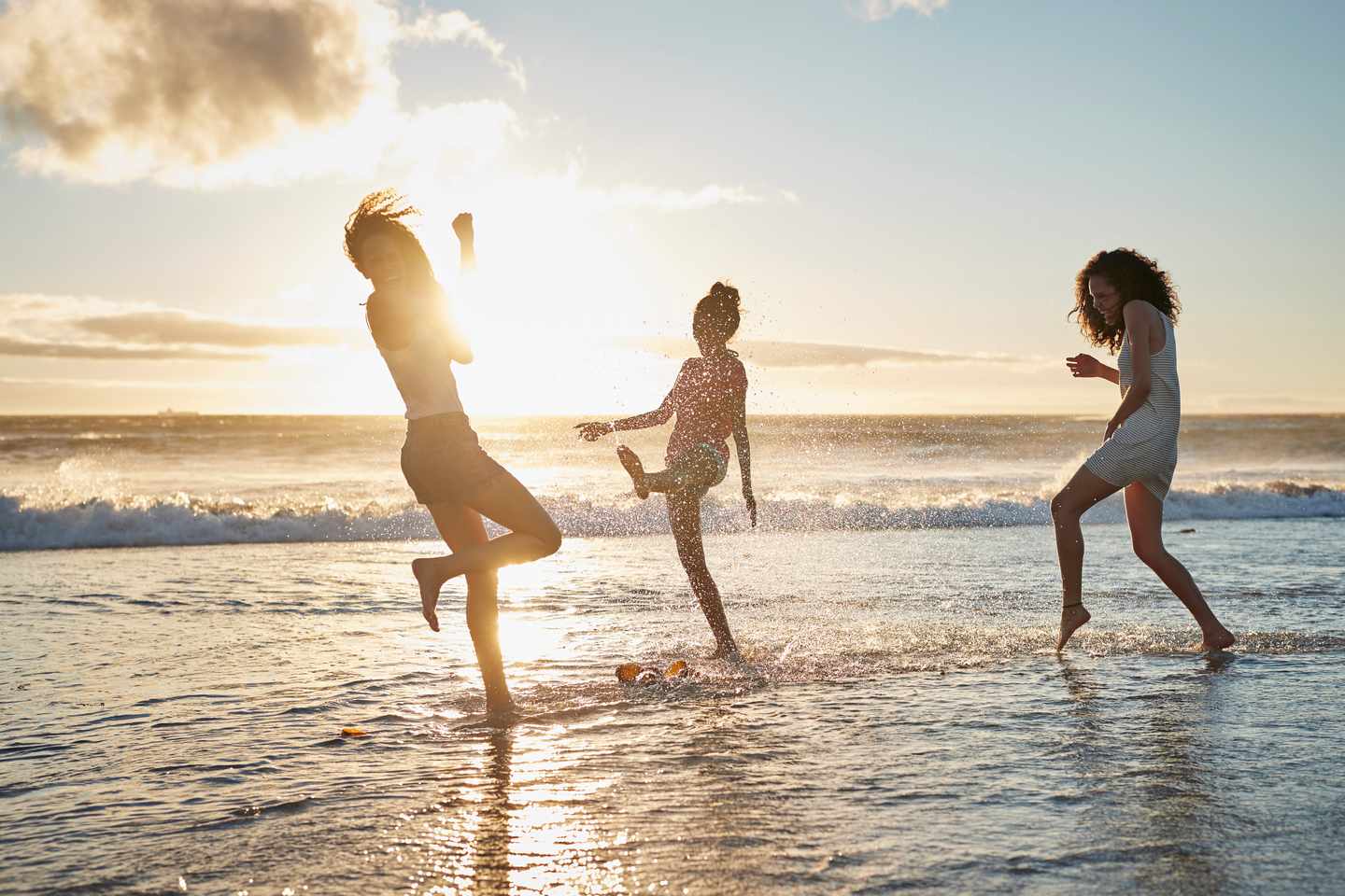 wellness-strand-meer-strand-sonnenuntergang-freundinnen-brandung-gemeinsame-auszeit-g-847741822.jpg
